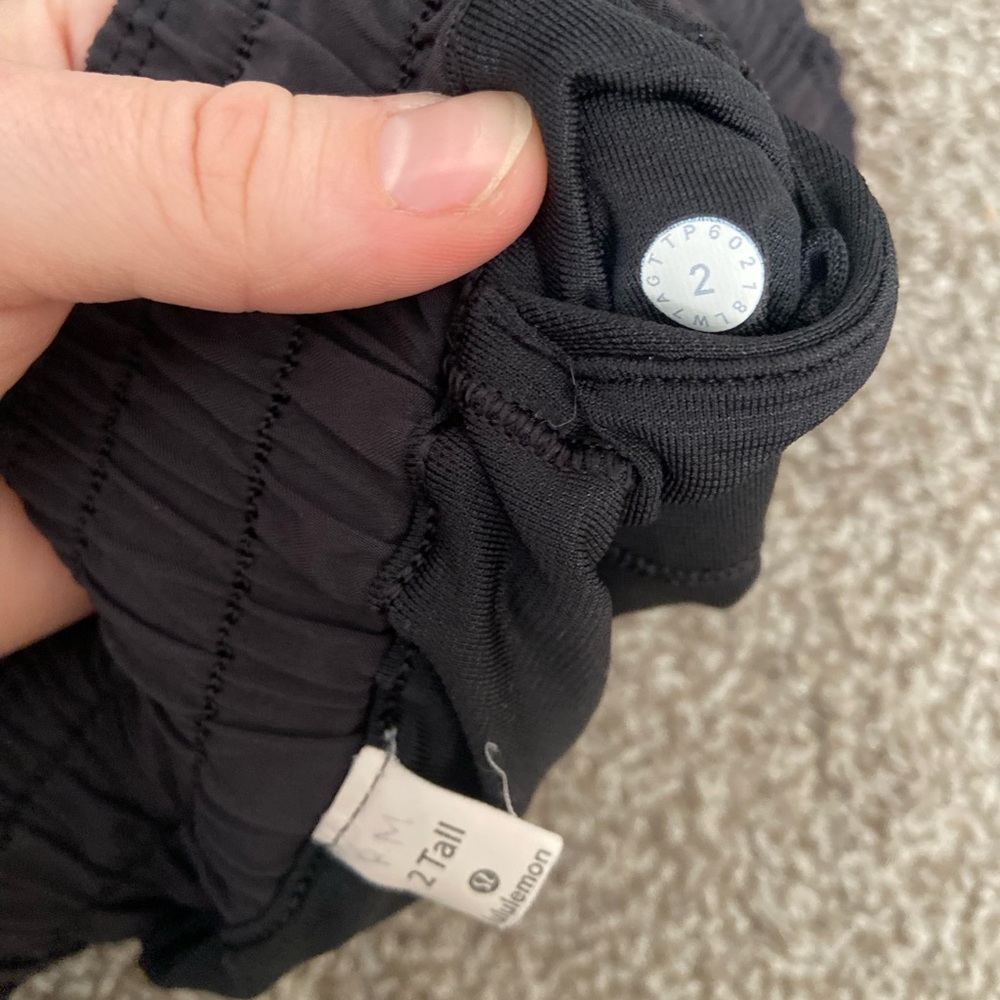 Black Lululemon Hotty hot shorts - Picture 4 of 6